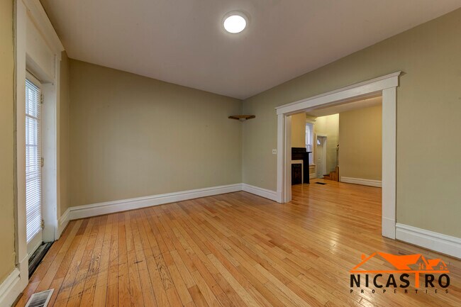 Building Photo - 138 E 11th Ave