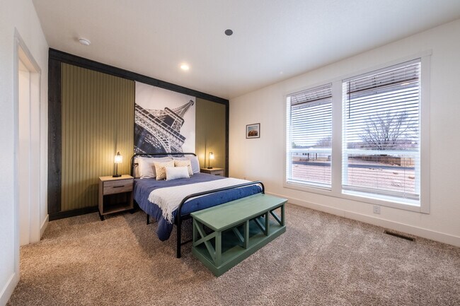 Building Photo - 523 W Vance Dr