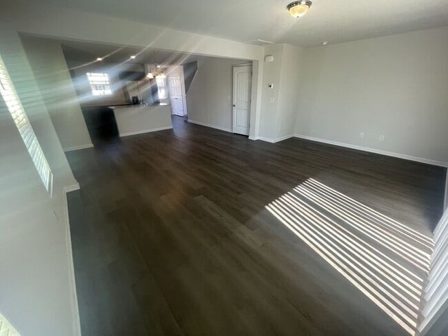 Building Photo - 3 Bedroom 2.5 Bathroom Townhome!