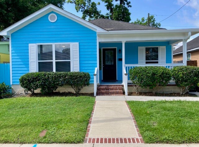 A downtown oasis close to the Savannah River's Eastern Wharf - 1223 E Waldburg St