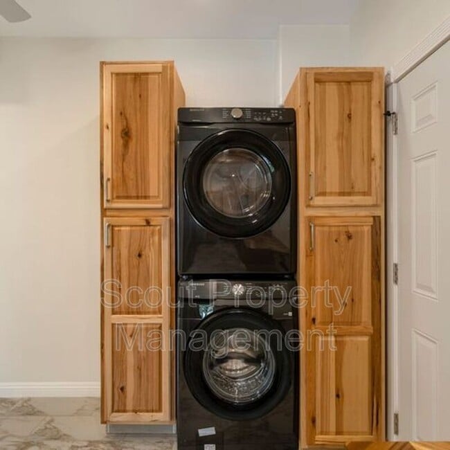 Building Photo - 4643 Cove St