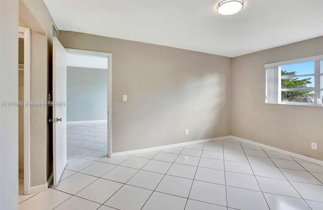 Building Photo - 2 bedroom in North Miami Beach FL 33179