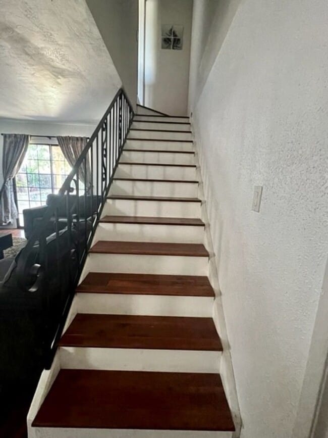 Building Photo - Available Now  4 Bedroom 2 bath home