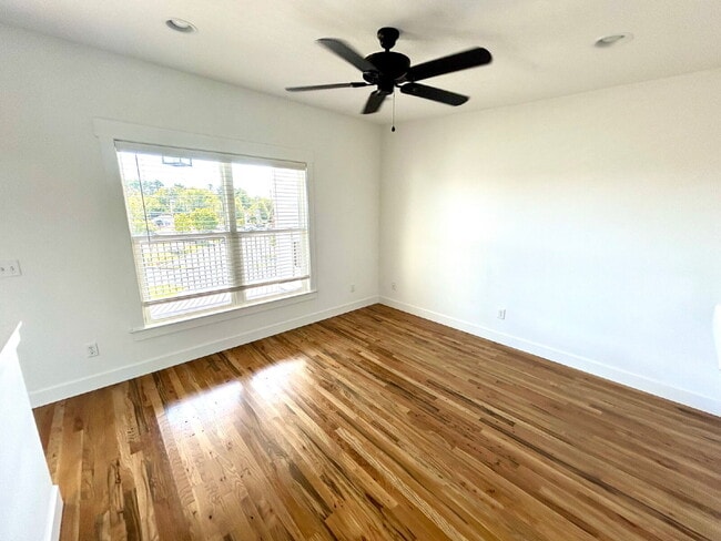 Building Photo - Modern 3-Bedroom 3-Story Apartment with a ...