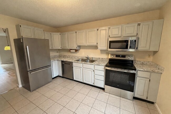 Building Photo - L4 Stonehedge Dr