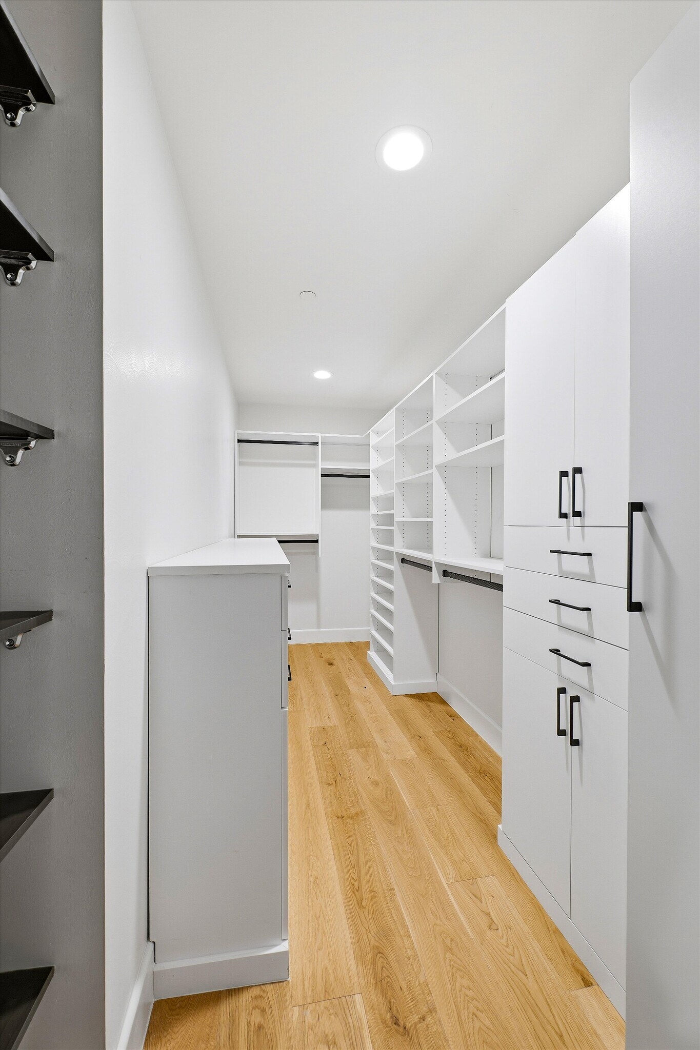 Building Photo - 1250 N Harper Ave