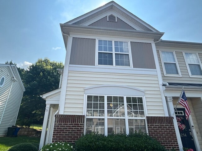Building Photo - 2 Bed | 2.5 Bath End Unit Townhome in Rale...