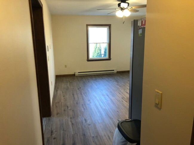 Building Photo - Newly Renovated Spacious 3 Bedroom Townhou...