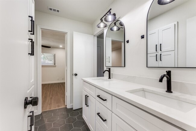 Building Photo - 2822 Clear Springs Dr