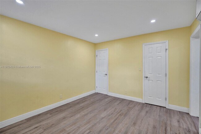 Building Photo - 720 SE 15th St