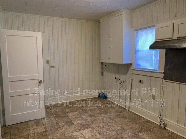 Building Photo - 113 Marcel St