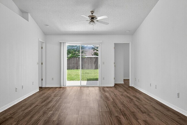 Building Photo - 15 Renmont Ct