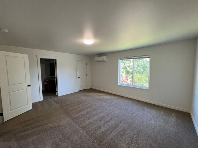 Building Photo - 4.5 Bathrooms ! 4 large bedrooms! Close to CWU