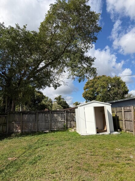 Building Photo - 6120 SW 38th St