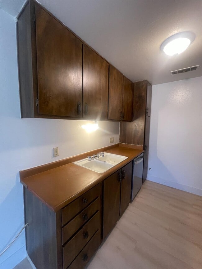 Building Photo - 1221 N Peach Ave