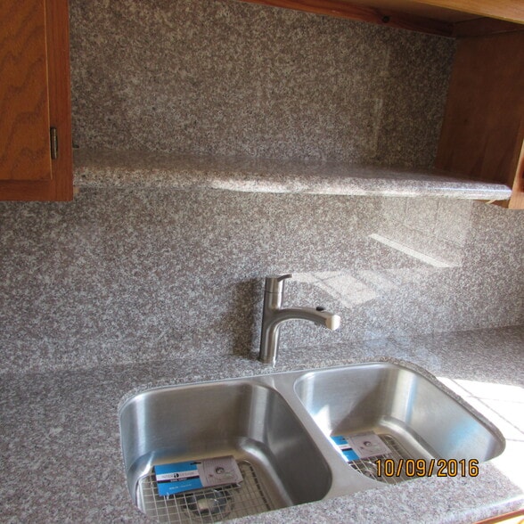 Granite counters - 1157 E Carson St