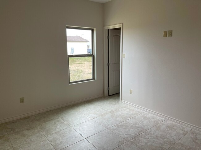 Building Photo - 6908 Molinos Dr