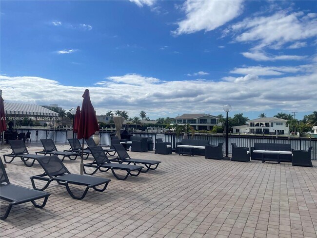 Building Photo - 2049 S Ocean Dr