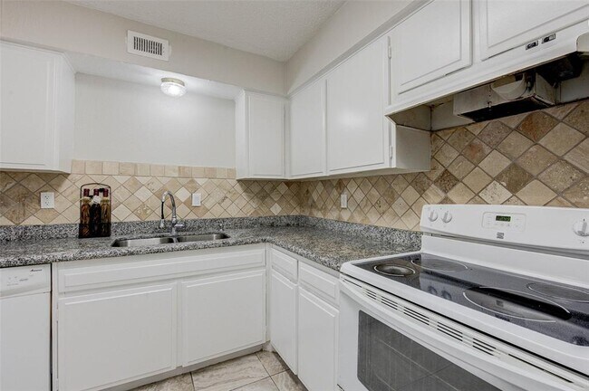 Building Photo - 7900 Westheimer Rd