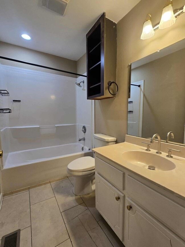 Building Photo - 406 N College St