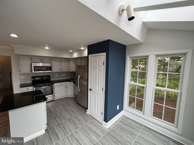 Building Photo - 3762 Farmland Dr