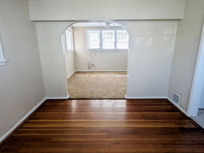 Building Photo - 2 Bed 1 Bath