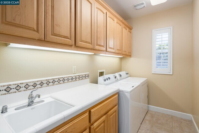 Building Photo - 2240 Britannia Dr