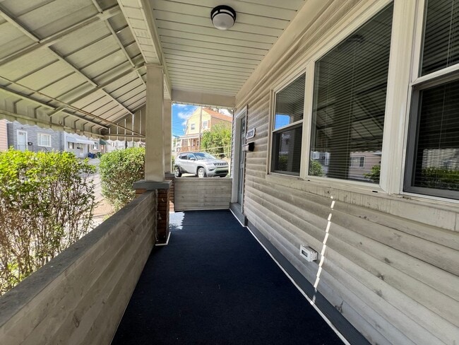 Building Photo - Updated 2BR house with off street parking!