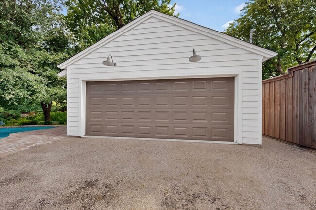 Building Photo - Gorgeous 2/2 Bungalow with Private Pool