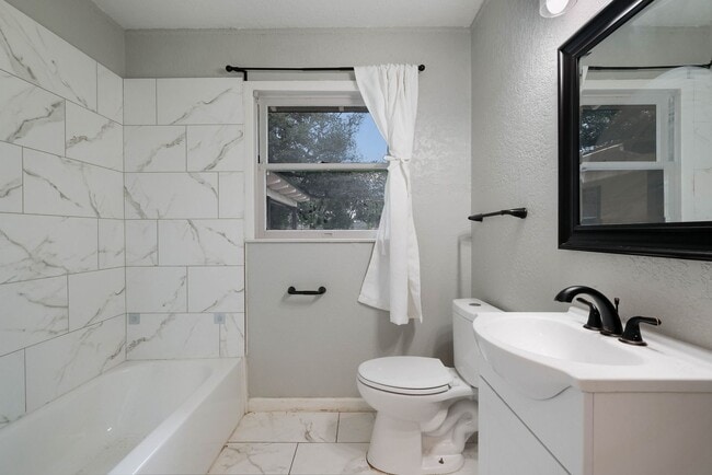 Building Photo - 323 Craigmont Ln