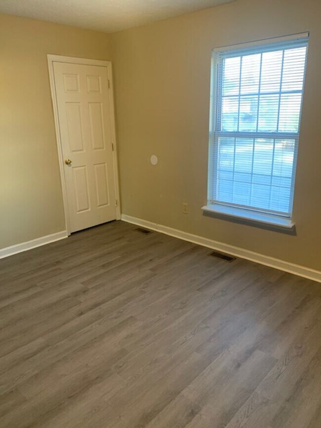 Building Photo - 20 Bedroom, 2 bath home located close to Downtown Nicholasville, KY