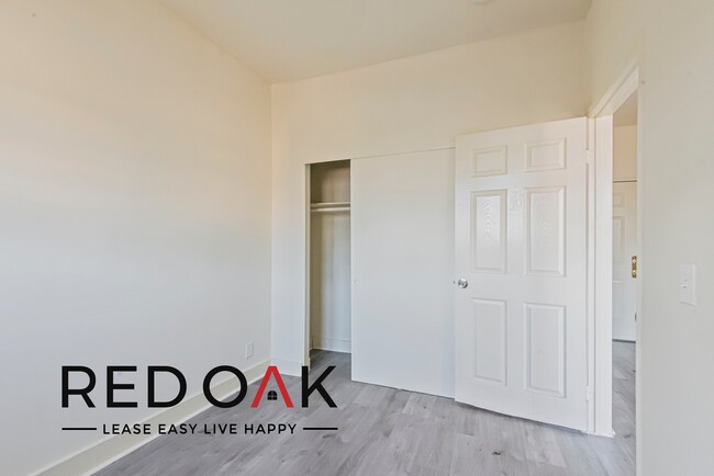 Building Photo - Inviting Top Floor One Bedroom Featuring H...