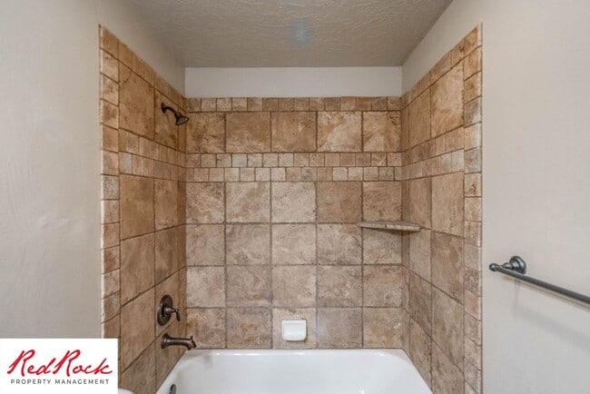 Building Photo - 3 Bedroom Townhome In Southgate Community