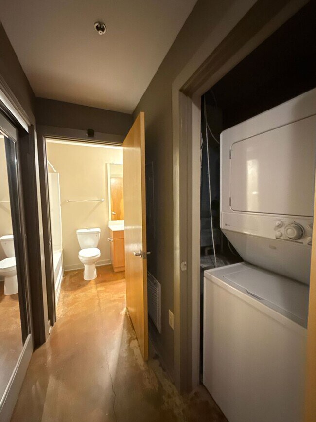 Building Photo - 626 N Graham St