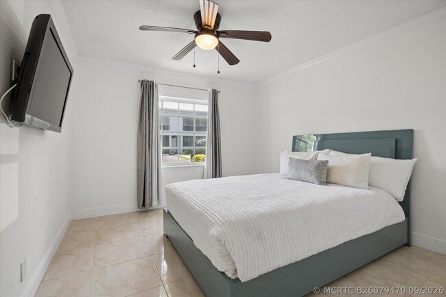 Building Photo - 6287 Bay Club Dr