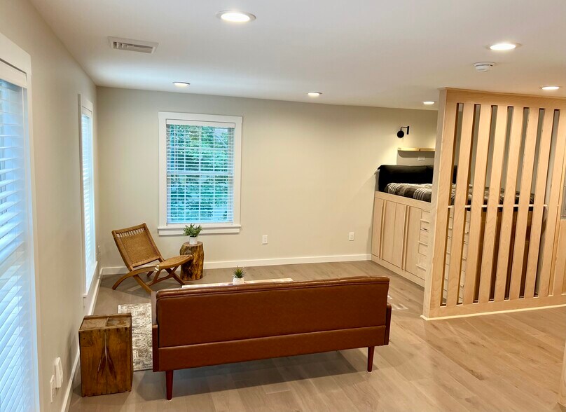 Building Photo - 179 Butternut St