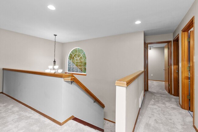 Building Photo - Spacious 4 bed/2.5 bath in Kirkland