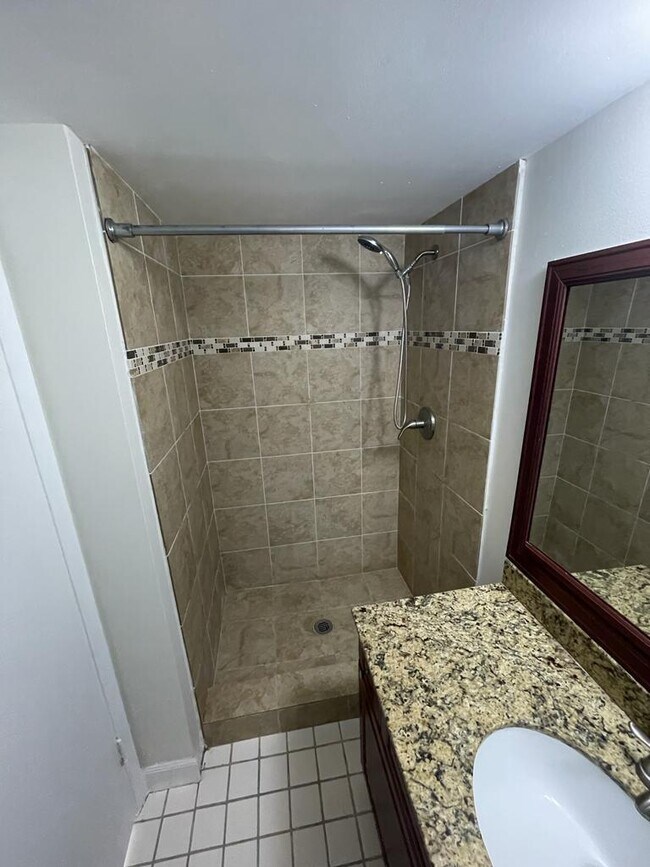 Building Photo - 6844 Palmetto Cir S