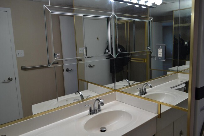 Building Photo - 100 S Berkley Square