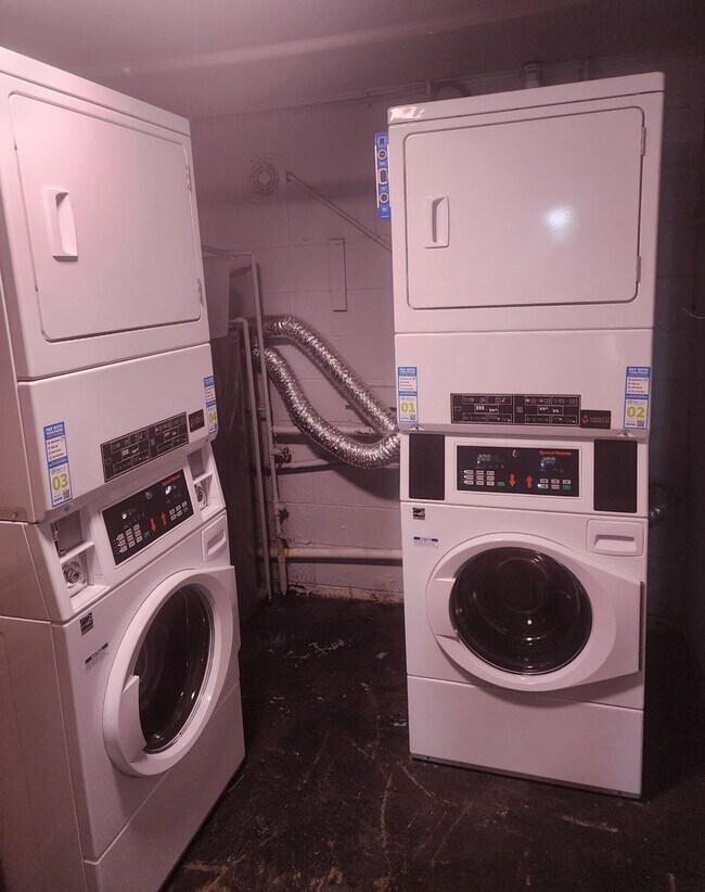 Building Photo - 2 bedroom 1 bath apartment