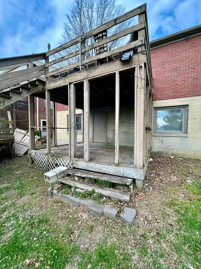 Building Photo - UKB325