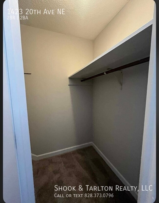 Building Photo - 1423 20th Ave NE