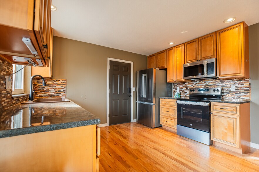 Building Photo - 110 Lucerne Dr