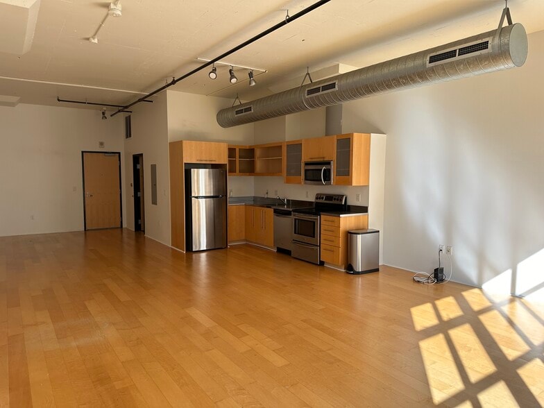 Full Loft, facing kitchen area no furnishing - 1400 NW Irving St