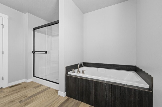 Building Photo - 3 bed, 3 bath with over 2000 sq ft!
