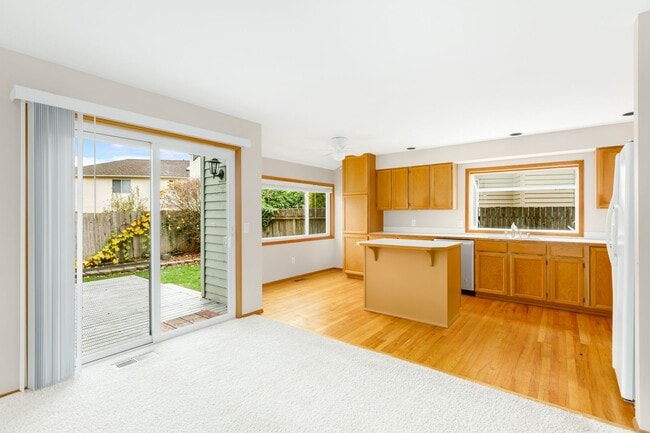 Building Photo - Beautiful and Bright 3 Bedroom Home in Klahanie