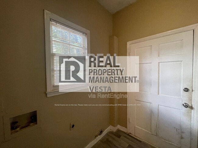 Building Photo - 1096 Hillyer Ave