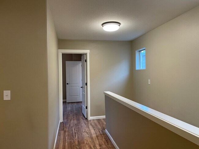 Building Photo - Spacious 3 Bedroom Home with Fenced Yard, Patio, and 2-Car Garage Near Mill Plain.