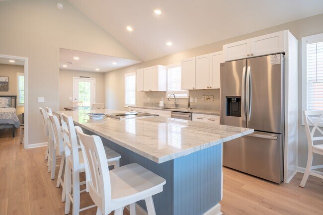 Building Photo - PERFECT OFF-SEASON BEACH GETAWAY