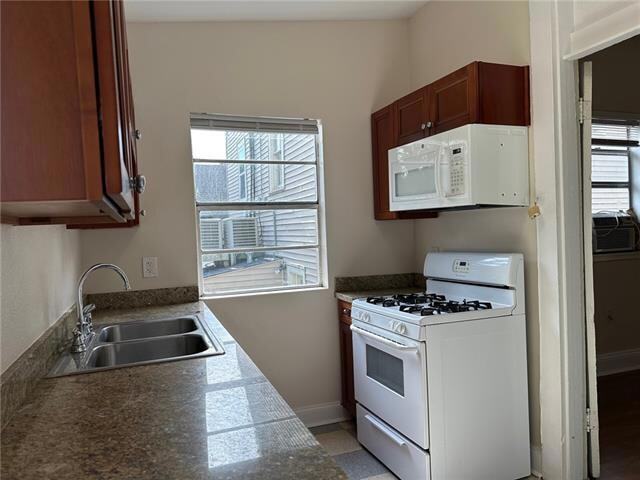 Building Photo - 844 1/2 Roosevelt Place Unit